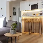 Boutique Stay, Private Wing By The Sea *